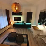 Cosy Corner In Quiet Suburb - All Cars Allowed