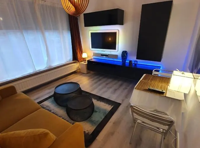 Cosy Corner In Quiet Suburb - All Cars Allowed
