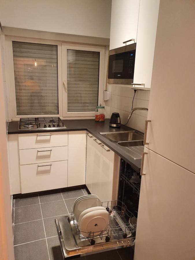 Cosy Corner In Quiet Suburb - Cars Allowed Apartment *